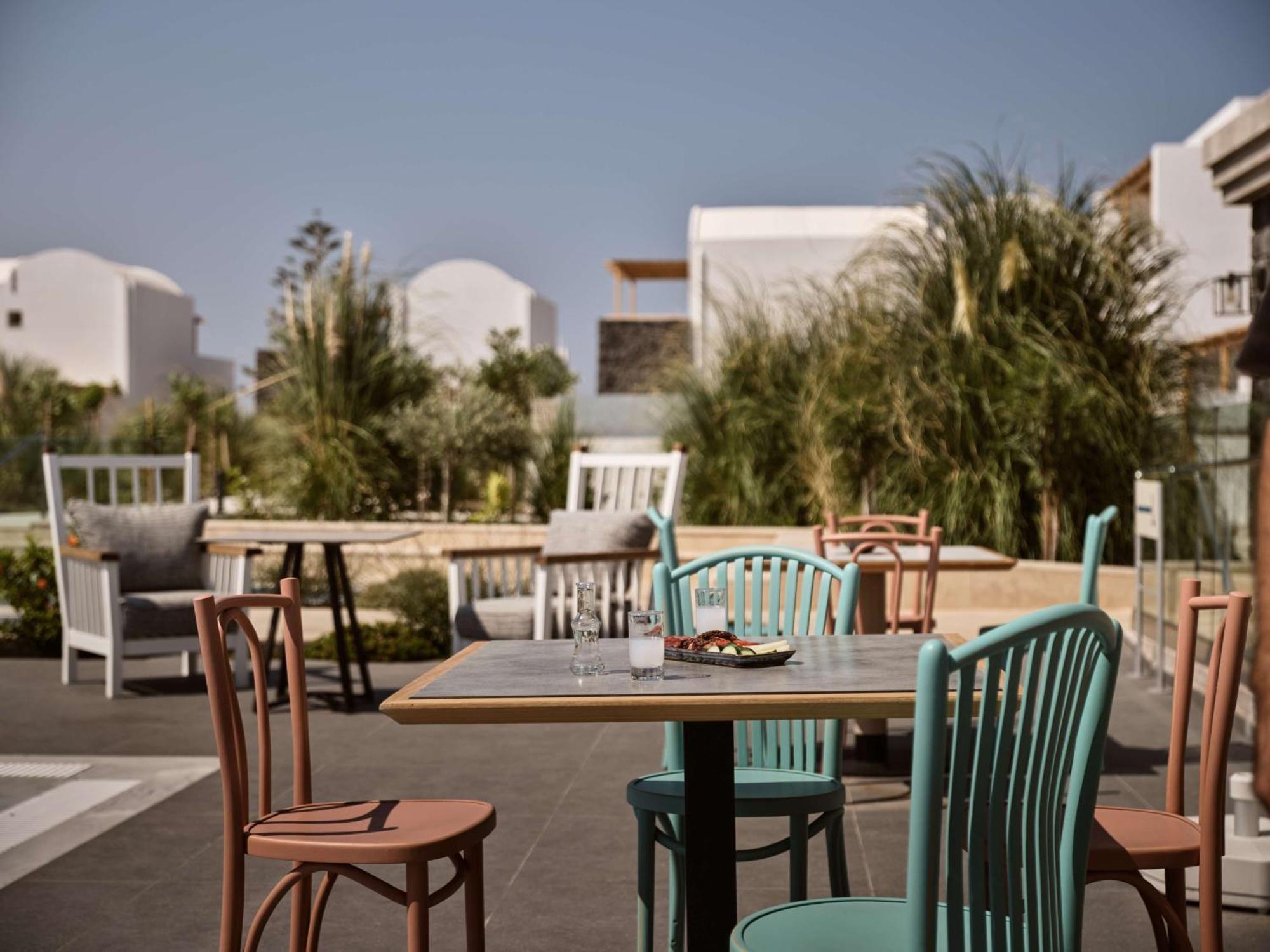 Sea Breeze Santorini Beach Resort, Curio By Hilton Agios Georgios  Buitenkant foto