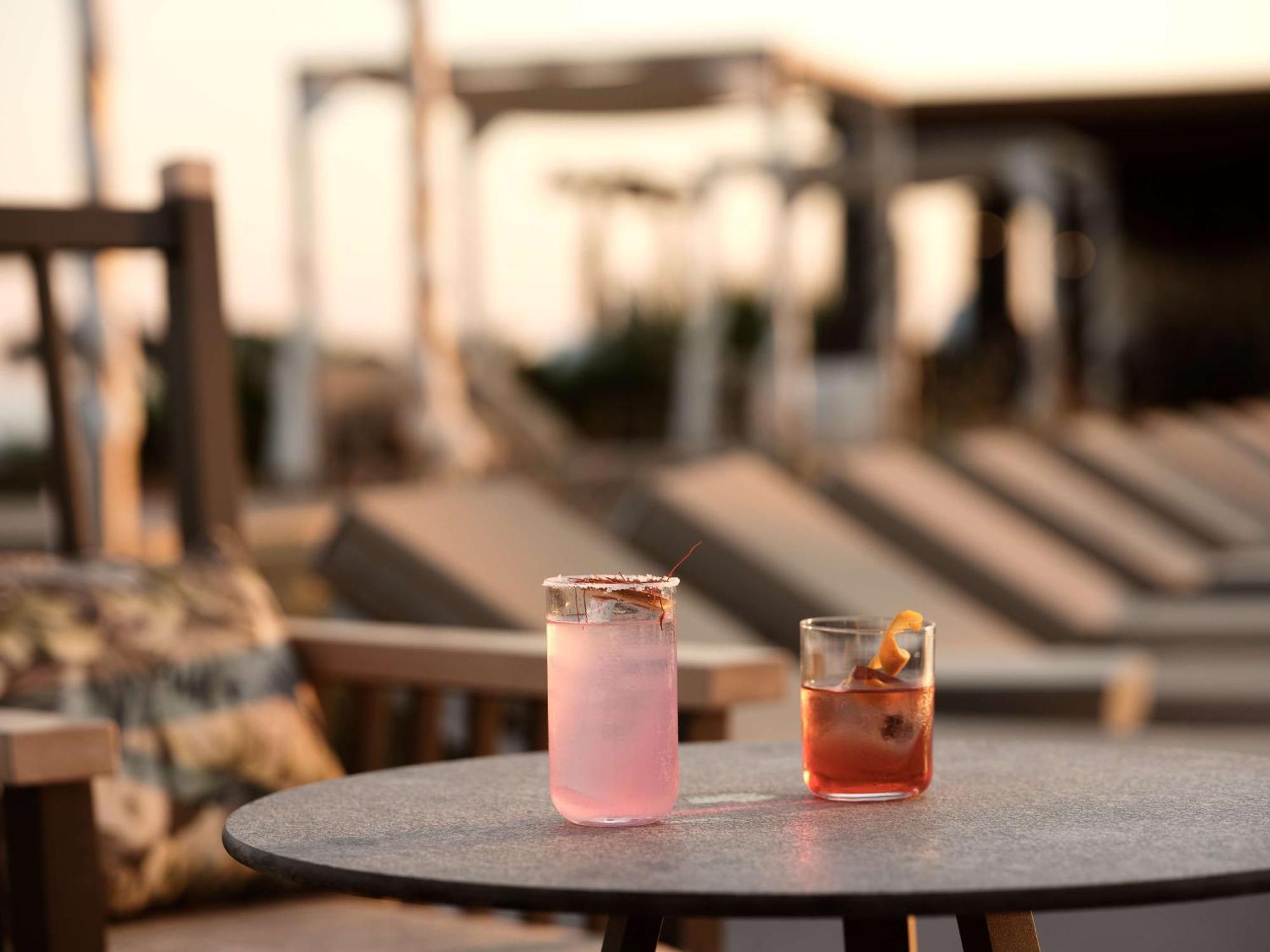 Sea Breeze Santorini Beach Resort, Curio By Hilton Agios Georgios  Buitenkant foto