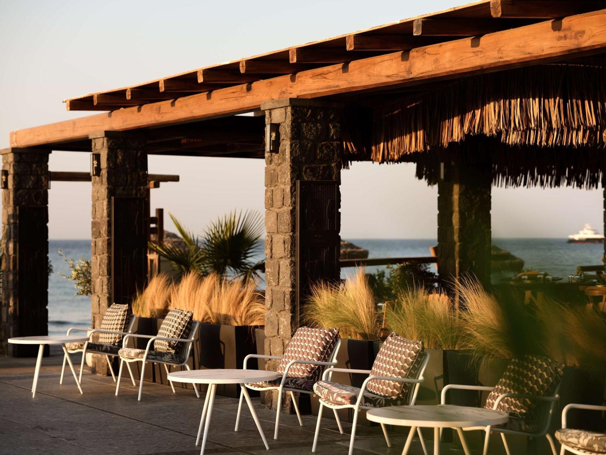 Sea Breeze Santorini Beach Resort, Curio By Hilton Agios Georgios  Buitenkant foto